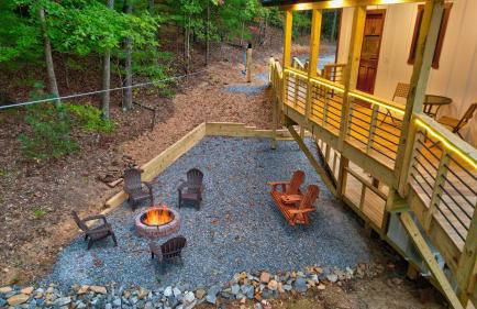 Cozy Treehouse w Hot Tub, Fire Pit, Pet Friendly, Lake Access - Photo 3