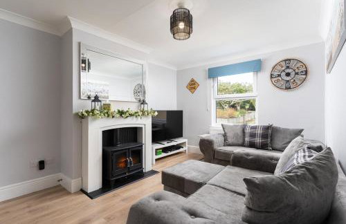 Large newly refurbished modern house, part sea views, south facing garden, parking - Photo 1