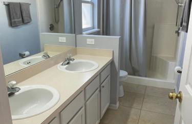 3 Bedroom Villa with Poolside Cinema and Games Room Close to theme Parks sleeps 6 - Photo 17