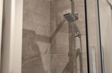 Light, modern detached studio in Eyam - Photo 8