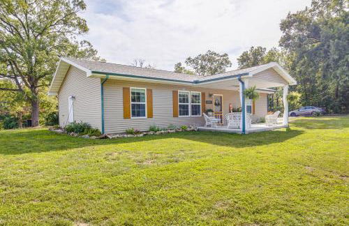 Charming Gravois Mills Escape with Private Backyard! - Foto 25