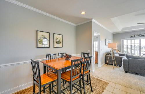 Spacious Southport Condo with Balcony! - Foto 13