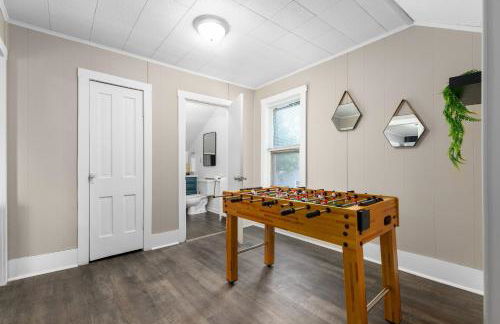 Roomy Central Hub, Games, Fire Pit & Downtown Fun - Foto 25