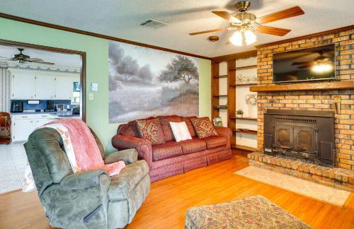 Patio & Grill! Charming 'Lake Charles Landing Pad' - Foto 5