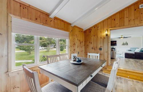 Serene 3BR Waterfront Retreat With A/C, Wifi, Two Kayaks, and Full Kitchen - Foto 8