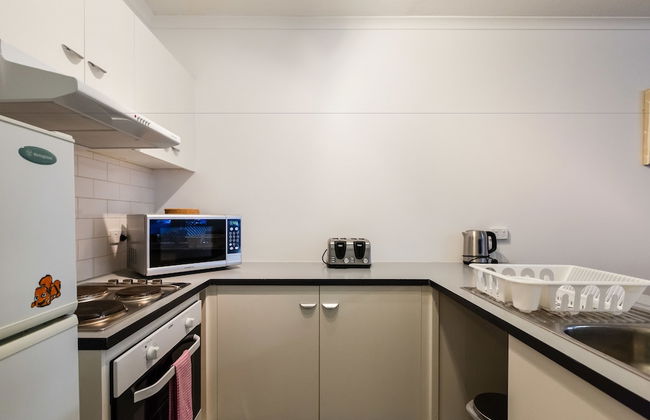 DAWN, 2BDR Carlton Apartment - Photo 13