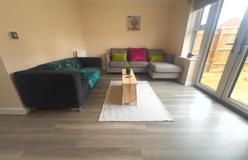 Spacious Milton Keynes Townhouse 2 Designated Parking Spaces Near Centre MK, MK Bowl, Universal Studios & Transport Links Ideal for Families & Contractors - Foto 6