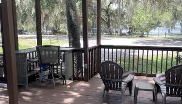 Wonderful Cottage Overlooking the Lake with Porch in Florida - Foto 3