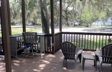 Wonderful Cottage Overlooking the Lake with Porch in Florida - Foto 3