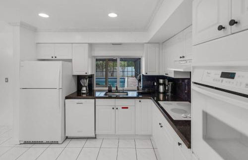 Stunning 4BR Oasis with Pool, 14 minutes to the Ocean - Foto 17