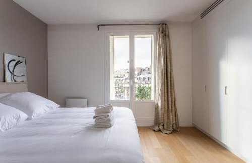 Montaigne - Sunlit Corner Penthouse with Balcony - Photo 7