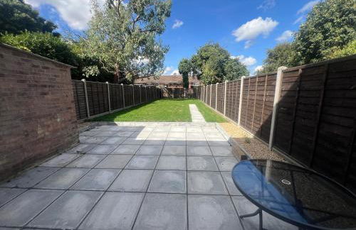 Dunstable 3-Bed House Sleeps 6 Driveway Parking Near Town Centre & Transport Links Close to Whipsnade Zoo Ideal for Families & Contractors - Photo 25