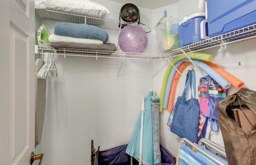 Large Balcony and Water Views Indian Shores Condo! - Foto 19