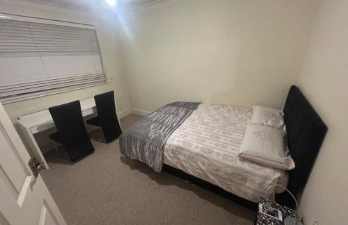 Eastcote London Retreat 3 min walk to Tube 30 min to central London , Free parking 3 cars, Private 1st Floor 2 Bedroom Suite 2 smart TVs with Fully Equipped Kitchen and Bathroom - Foto 15