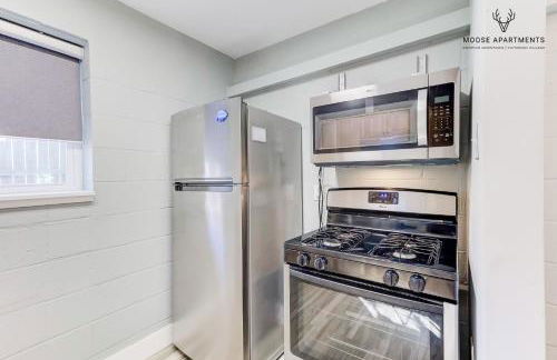 The Moose #6 - Modern Luxe Studio with Free Parking & King Bed - Foto 13