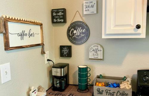 Bright & Airy 2BR 1BA Home Near The Riverfront - Foto 18