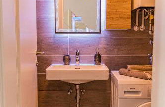 Jacuzzi - Flexible SelfCheckIns 20 - Zagreb - Luxury - Garage - Smart - Brand New - Apartments Repinc - Foto 14