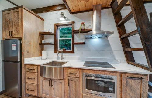 Cozy Treehouse w Hot Tub, Fire Pit, Pet Friendly, Lake Access - Photo 9