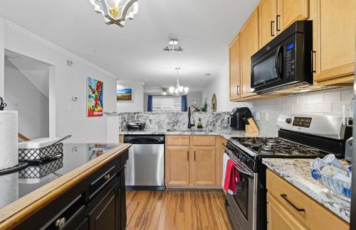 Entire home in prime Raleigh with community pool, dog park and golf course - Photo 7