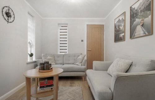 Milton Keynes 3BR, Stylish Home, Sleeps 5, Families Stays, Parking , Free WiFi - Photo 8