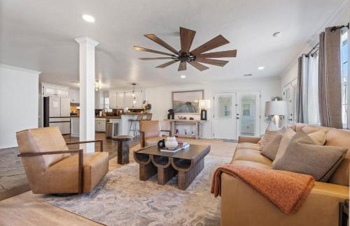 Spacious Lakefront View With Hot Tub and Pool NH - Foto 44