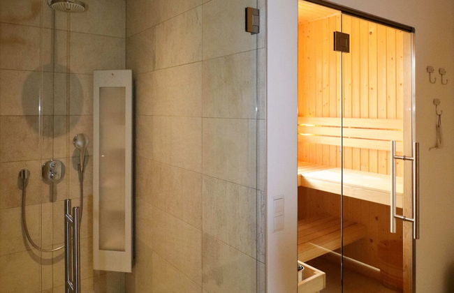 Luxury Villa with Sauna & Hot Tub at Lake - Foto 11