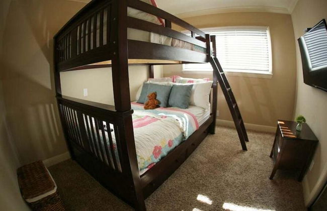 Incredible Estate 5 Bedrooms 3 Bathroom W/resort Style Rock Pool & Jacuzzi - Photo 4