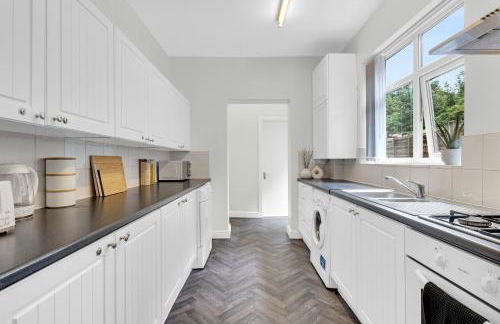 Solace Nights - Large Modern House - 4 Bedrooms - Near M6 & Spaghetti Junction - Fast WiFi - Netflix - Photo 1