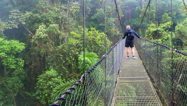 Admirando as vistas da ponte