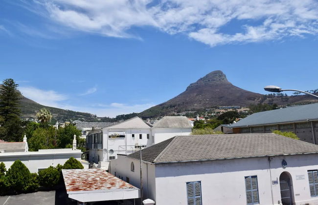 Vibrant and Safe 2 Bedroom Apartment - Photo 23