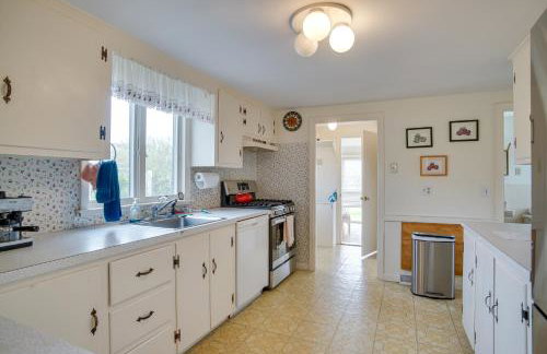 Walk to Beach Chatham Gem with Ocean-View Sunroom! - Foto 8