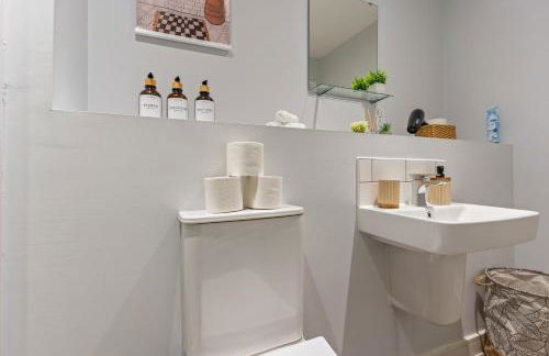 Tropical Suite - 2 Bed 2 Bath City Centre Netflix Games - Exclusive Weekly and Monthly DEALS - Raozee Homes - Foto 44