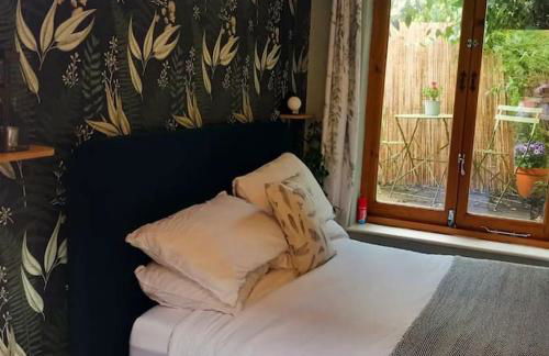 The Nook- Cotswold guest room - Photo 24