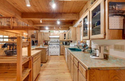 Pet-Friendly House with Deck Near Crater Lake! - Foto 8