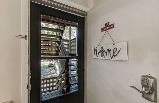 Secluded Condo with Peaceful Wooded Views and Easy Access to the Beach by RedAwning - Foto 29