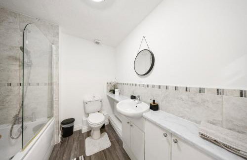 Cozy 2 Bedroom House with Driveway Parking & Garden - Foto 4