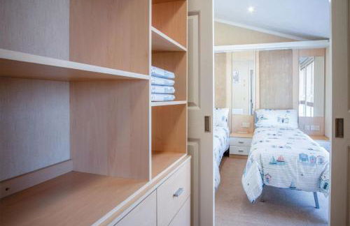 Manor 5 Lodge - 2 Bedroom Lodge - Pendine - Photo 56