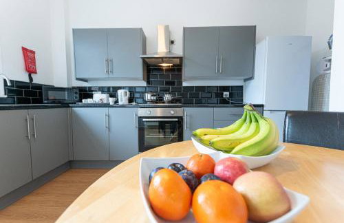 Comfy 2BR Home in Leigh Ideal for Families & Work Stays Sleeps 4 - Photo 4