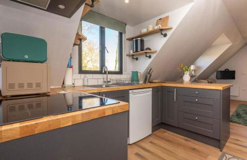 Peaceful Stylish Entire Apartment - Views, Gardens, Firepit, Balcony - Photo 33