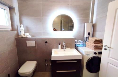 OVER RIVER near FRANKFURT-130 QM-4 ROOMS- 6 BEDS- FREE PARKING- AC - Foto 12