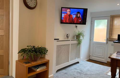 Self contained annex with bedroom bathroom sitting room and kitchenette - Photo 16