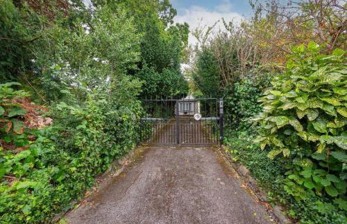 5 Bed Home with Private Parking - 25 Mins To Central London - Foto 5