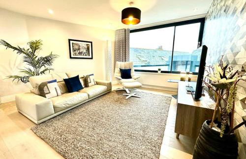 Sea View Ultra Modern 2 bedroom Apartment - 1 Min Walk to the Best Beach! - Great Location - FREE Parking - Fast WiFi - Smart TV - sleeps up to 4! Close to Purbeck, Corfe Castle, Sandbanks, Poole & Bournemouth - Foto 1