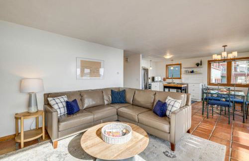 Oceanside Escape with Stunning Views Walk to Beach! - Foto 17