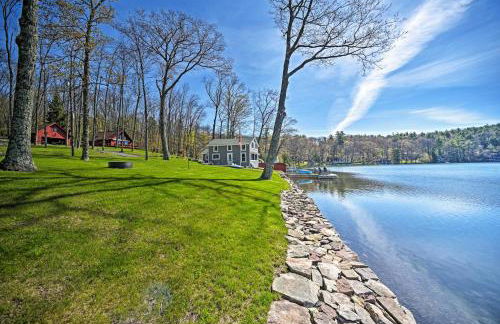BBQ Ready Lakeside Milford Home with Paddleboat - Foto 38