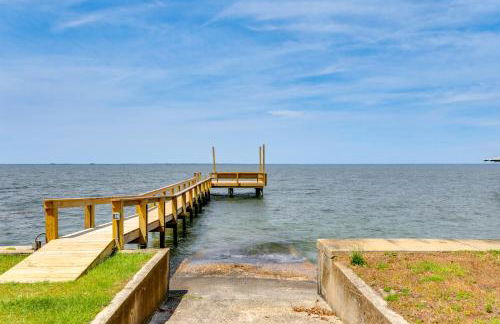 Lakefront Retreat with Game Room and Private Dock! - Foto 39