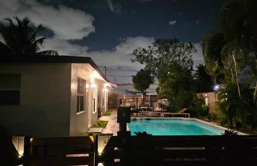 Prime Location Gateway with Pool & Patios, Near Beaches, Groceries and Restaurants - Photo 49