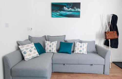 The Wellington - Stylish 3-Bedroom House, Sleeps 8, Ideal for Professionals - Photo 10