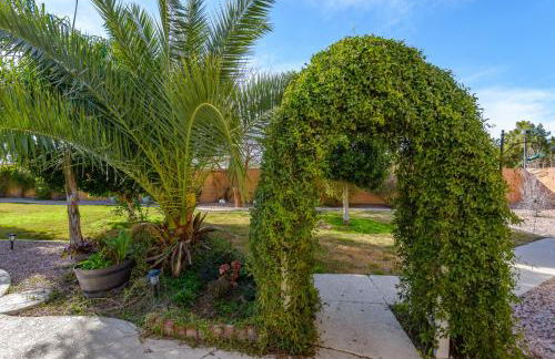 Luxe Desert-Chic 3BR with Heated Pool, Spa, and Grill - Foto 48