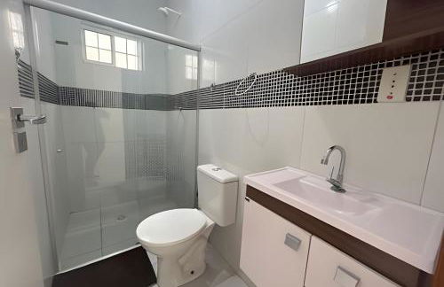 Próx. ao shopping, para 10 pessoas, ar condicionado e garagem APT B - Foto 30